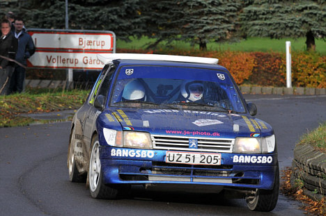 Hurtig og stabil kørsel er kendetegnet for Kenneth Kolbe i den gamle Peugeot 205.